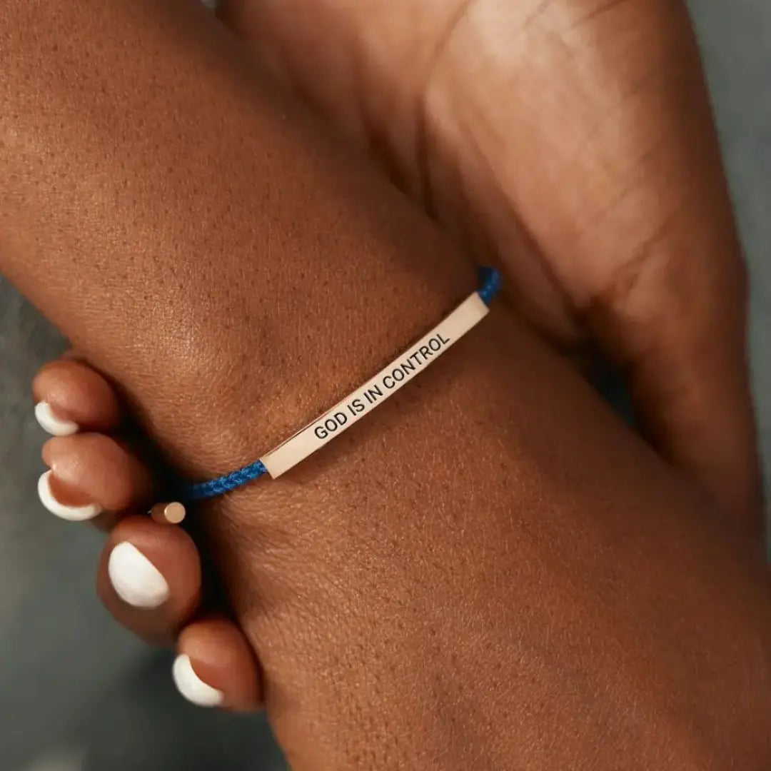 Pulsera dorada "DIOS TIENE EL CONTROL" | Bañada en oro y hecha a mano.