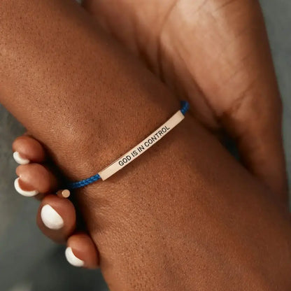 Pulsera dorada "DIOS TIENE EL CONTROL" | Bañada en oro y hecha a mano.