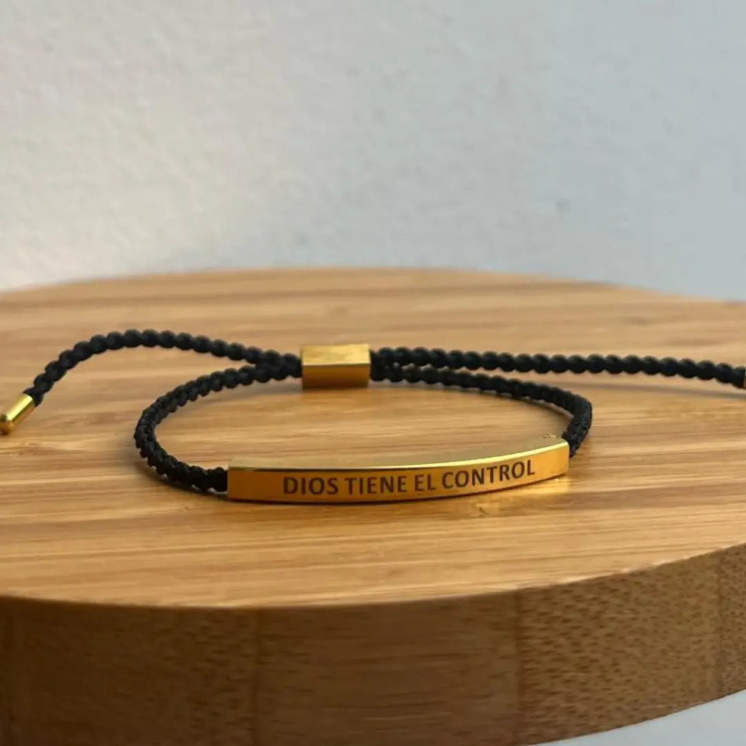Pulsera dorada "DIOS TIENE EL CONTROL" | Bañada en oro y hecha a mano.