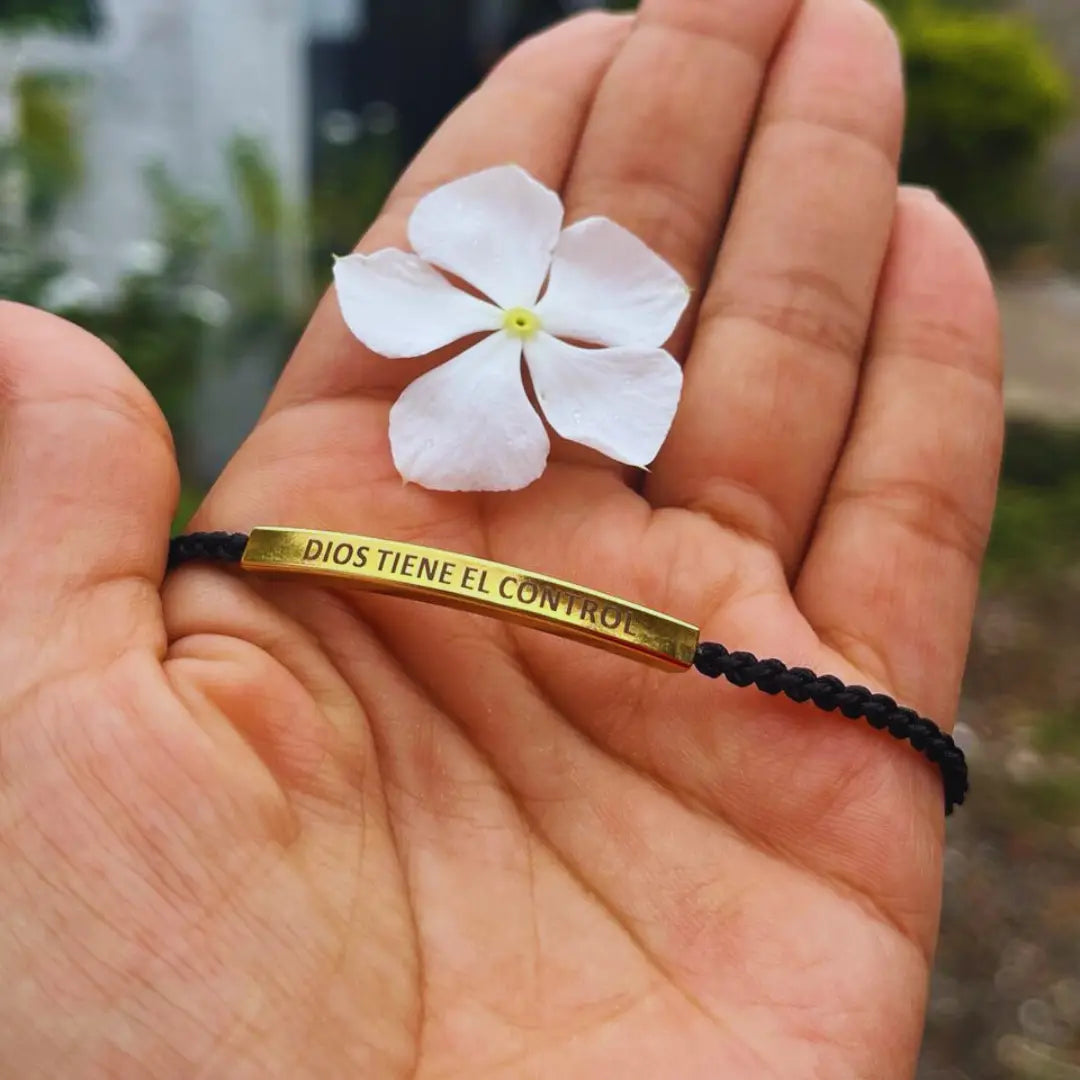 Pulsera dorada "DIOS TIENE EL CONTROL" | Bañada en oro y hecha a mano.