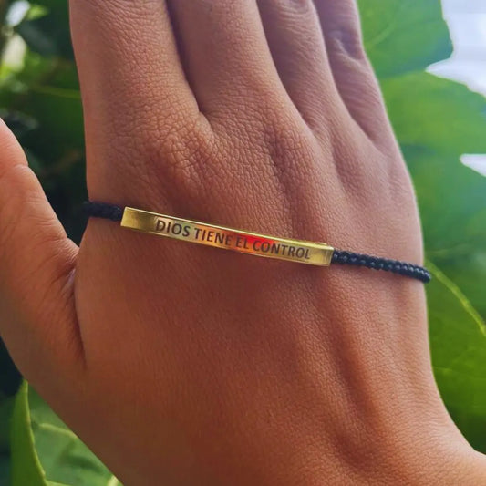 Pulsera dorada "DIOS TIENE EL CONTROL" | Bañada en oro y hecha a mano.