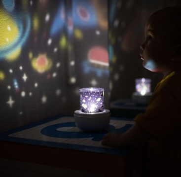 LÁMPARA PROYECTORA MÁGICA  DE FIGURAS    + CUENTOS PARA DORMIR